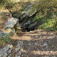 На пешеходном экологическом маршруте "Курчатовская тропа" Ялтинского горно-лесного природного заповедника. Пещера Ай-Никольская.