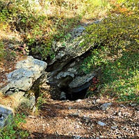 На пешеходном экологическом маршруте "Курчатовская тропа" Ялтинского горно-лесного природного заповедника. Пещера Ай-Никольская.