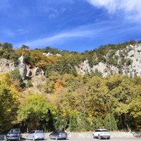 Автостоянка перед храмовым комплексом Архистратига Божия Михаила на Севастопольском шоссе над посёлком Ореанда. Выше - ребро склона горы Ай-Никола с Крестом и Распятием на навершие выступа скалы.