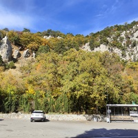 Автостоянка перед храмовым комплексом Архистратига Божия Михаила на Севастопольском шоссе над посёлком Ореанда. Выше - ребро склона горы Ай-Никола с Крестом и Распятием на навершие выступа скалы.