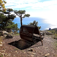 На пешеходном экологическом маршруте "Курчатовская тропа" Ялтинского горно-лесного природного заповедника. Скамейка для отдыха на вершине г. Ай-Никола.