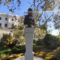 Дворцово-парковый ансамбль Ливадийского дворца. Бюст первой хозяйки бывшей царской резиденции – императрицы Марии Александровны рядом с Крестовоздвиженским храмом.