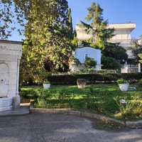 Дворцово-парк. ансамбль Ливад. дворца. Фонтан "Ливадия" от прежн. владельца имения, графа Потоцкого (стоял в зимн. саду Большого дома). С новыми навершием и основанием из каррарского мрамора, -  был перенесен Монигетти к Крестовоздвиженскому храму.