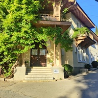 Дворцово-парковый ансамбль Ливадийского дворца. Бывший корпус №4 санатория "Ливадия", бывший Гофмаршальский корпус, постройки 1860-х гг. по проекту архитектора Ипполита Монигетти. Сейчас - апартаменты "Вилла Гофмаршал".