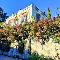 Дворцово-парковый ансамбль Ливадийского дворца. Корпус №8 расформированного санатория «Ливадия» (в царские времена был прачечной).  Сейчас в этом здании один из корпусов бутикового отеля.