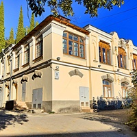 Дворцово-парковый ансамбль Ливадийского дворца. Корпус №8 расформированного санатория «Ливадия» (в царские времена был прачечной).  Сейчас в этом здании один из корпусов бутикового отеля.