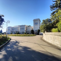 Дворцово-парковый ансамбль Ливадийского дворца. Аллея и парадная площадь перед Большим дворцом.