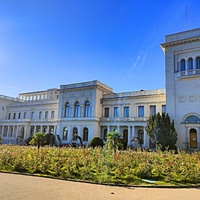 Дворцово-парковый ансамбль Ливадийского дворца. Аллея и парадная площадь перед Большим дворцом. Партер на парадной площади перед Большим дворцом.