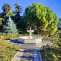 Дворцово-парковый ансамбль Ливадийского дворца. Фонтан в партере на парадной площади перед Большим дворцом.