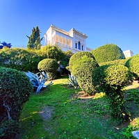 Дворцово-парковый ансамбль Ливадийского дворца. Территория парка-памятника садово-паркового искусства около Большого дворца.