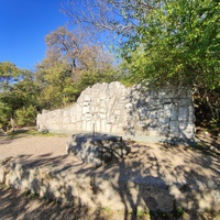 Царская, Горизонтальная, Солнечная тропа вдоль ЮБК от Ливад. дворца до санат. им. Розы Люксембург в Гаспре. По ней любил гулять Николай II с семьёй, поэтому – Царская. После революции тропу переименовали в Солнечную. Солнечные часы.