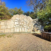 Царская, Горизонтальная, Солнечная тропа вдоль ЮБК от Ливад. дворца до санат. им. Розы Люксембург в Гаспре. По ней любил гулять Николай II с семьёй, поэтому – Царская. После революции тропу переименовали в Солнечную. Солнечные часы.