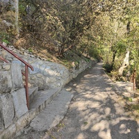 Царская, Горизонт., Солнеч. тропа вдоль ЮБК от Ливад. дворца до сан. им. Розы Люксембург в Гаспре. По ней гулял Николай II, потому – Царская. После революции -  Солнечная. Длина — 6,7 км; наклон — < 3° (поэтому гориз-я); высота над морем, — 133–203 м