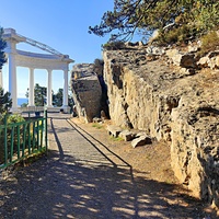 Царская, Горизонт., Солнеч. тропа вдоль ЮБК от Ливад. дворца до сан. им. Розы Люксембург в Гаспре. Длина — 6,7 км; наклон — < 3° (потому гориз-я); высота над морем, — 133–203 м. Полуротонда на скальном уступе южного склона г. Урьянда (Крестовая).