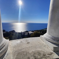 На Царской (Солнечной) тропе. Вид с полуротонды на акваторию, побережье и застройку посёлка Ореанда.