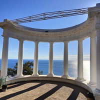 На Царской (Солнечной) тропе. Вид на акваторию и полуротонду на скальном уступе южного склона горы  Урьянда (Ореанда-Исар или Крестовая). Автор проекта полуротонды - архитектор Алексей Александрович Авдеев.