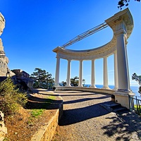 На Царской (Солнечной) тропе. Вид на акваторию и полуротонду на скальном уступе южного склона горы Урьянда (Ореанда-Исар или Крестовая). Автор проекта полуротонды - архитектор Алексей Александрович Авдеев.