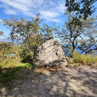 Царская, Горизонт., Солнеч. тропа вдоль ЮБК от Ливад. дворца до сан. им. Розы Люксембург в Гаспре. По ней гулял Николай II, потому – Царская. После революции -  Солнечная. Длина — 6,7 км; наклон — < 3° (поэтому гориз-я); высота над морем, — 133–203 м