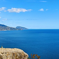 Вдоль Царской (Солнечной) тропы. Вид на Черноморское побережье со скалы Утюг, вдали - жилая застройка Ялты на горных склонах и за ними - г. Аю-Даг.