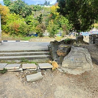 Царская (Горизонтальная, Солнечная) тропа по ЮБК от Ливадийского дворца до сан. им. Розы Люксембург в Гаспре. Длина — 6,7 км; наклон — < 3° (поэтому горизонтальная); высота над морем, — 133–203 м. Окончание тропы у сан. им. Розы Люксембург.