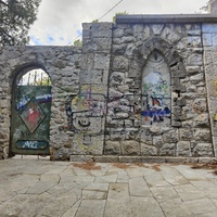 Царская (Горизонтальная, Солнечная) тропа по ЮБК от Ливадийского дворца до сан. им. Розы Люксембург в Гаспре. Длина — 6,7 км; наклон — < 3° (поэтому горизонтальная); высота над морем, — 133–203 м. Окончание тропы у сан. им. Розы Люксембург.