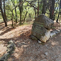 Царская (Горизонтальная, Солнечная) тропа по ЮБК от Ливадийского дворца до сан. им. Розы Люксембург в Гаспре. Длина — 6,7 км; наклон — < 3° (поэтому горизонтальная); высота над морем, — 133–203 м. Камень-указатель на Ласточкино Гнездо.