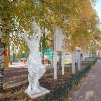 Скульптура ."Мать и дитя"