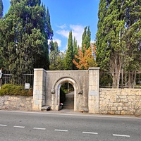 Вход в парк Мурад-Авур (проект Н. П. Краснова 1913–1916 гг.) - бывш. усадьба ген.-майора Н. Н. Комстадиуса.  На месте леса между оставшимися деревьями посадили 300 пирамид. кипарисов и 50 саженцев других пород. До 2011г. - террит. санатория «Марат».