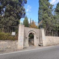 Вход в парк Мурад-Авур (проект Н. П. Краснова 1913–1916 гг.) - бывш. усадьба ген.-майора Н. Н. Комстадиуса.  На месте леса между оставшимися деревьями посадили 300 пирамид. кипарисов и 50 саженцев других пород. До 2011г. - террит. санатория «Марат».