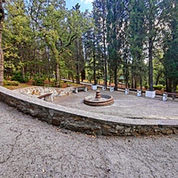 Парк Мурад-Авур (проект Н. П. Краснова 1913–1916 гг.) - бывш. усадьба ген.-м-ра Н. Н. Комстадиуса.  На месте леса между оставш-ся деревьями посадили 300 пирамид. кипарисов и 50 других саженцев. До 2011г. - террит. санатория «Марат».