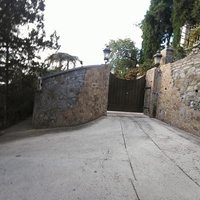 На территории парка Мурад-Авур (проект Н. П. Краснова 1913–1916 гг.) - бывш. усадьба ген.-м-ра Н. Н. Комстадиуса.  На месте леса между оставш-ся деревьями посадили 300 пирамид. кипарисов и 50 других саженцев. До 2011г. - террит. санатория «Марат».