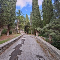 Парк Мурад-Авур (проект Н. П. Краснова 1913–1916 гг.) - бывш. усадьба ген.-м-ра Н. Н. Комстадиуса.  На месте леса между оставш-ся деревьями посадили 300 пирамид. кипарисов и 50 других саженцев. До 2011г. - террит. санатория «Марат».