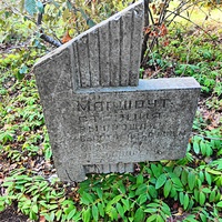 На территории парка Мурад-Авур (проект Н. П. Краснова 1913–1916 гг.) - бывш. усадьба ген.-м-ра Н. Н. Комстадиуса. Каменный маршрутизатор без конкретных цифр, видимо, типовой, предназначавшийся для Солнечной тропы.