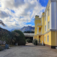 Дворец Мурад-Авур - бывший особняк генерал-майора Николая Николаевича Комстадиуса.  Построен в 1909–1911 гг. по проекту Н. П. Краснова.