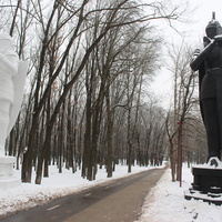 Рыцари на одной из аллей парка (2026).
