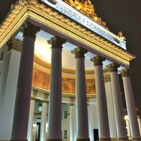 Центральный фасад <<Дворца Госуслуг>> (ранее павильон <<РСФСР>> в стиле сталинского ампира)