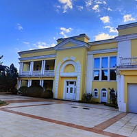 Дворец Мурад-Авур - бывший особняк генерал-майора Николая Николаевича Комстадиуса.  Построен в 1909–1911 гг. по проекту Н. П. Краснова.