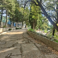 Парк "Дюльбер". Разбит в конце XIX в. Инициатор создания парка - великий князь Петр Николаевич Романов (внук Николая I). Проект парка с учётом эскизов Романова разработал ялт. арх. Н. П. Краснов, высажен с участием  крымского садовода Л. Кремера.