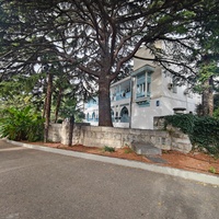 Парк "Дюльбер". Разбит в к. XIX в. Инициатор - велик. князь П. Н. Романов. Проект дворц.-парк. ансамбля с учётом эскизов Романова разраб. ялт. арх. Н. П. Краснов, высажен с участ.  крым. садовода Л. Кремера. Корпус 2 постройки 1938г. в стиле дворца.