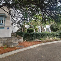 Парк "Дюльбер". Разбит в к. XIX в. Инициатор - велик. князь П. Н. Романов. Проект дворц.-парк. ансамбля с учётом эскизов Романова разраб. ялт. арх. Н. П. Краснов, высажен с участ.  крым. садовода Л. Кремера. Корпус 2 постройки 1938г. в стиле дворца.