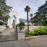 Парк "Дюльбер". Разбит в к. XIX в. Инициатор - велик. князь П. Н. Романов. Проект дворц.-парк. ансамбля с учётом эскизов Романова разраб. ялт. арх. Н. П. Краснов, высажен с участ.  крым. садовода Л. Кремера. Корпус 2 постройки 1938г. в стиле дворца.