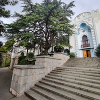 Парк "Дюльбер". Разбит в к. XIX в. Инициатор - велик. князь П. Н. Романов. Проект дворц.-парк. ансамбля с учётом эскизов Романова разраб. ялт. арх. Н. П. Краснов, высажен с участ.  крым. садовода Л. Кремера. Корпус 2 постройки 1938г. в стиле дворца.