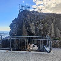 Скала с гротом — изюминка пляжа санатория "Ай-Петри" в Мисхоре. Огромный валун с отверстием, через которое можно попасть внутрь скалы и выйти на пляж. На вершине скалы находится смотровая площадка.