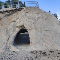 Скала с гротом — изюминка пляжа санатория Ай-Петри в Мисхоре. Огромный валун с отверстием, через которое можно попасть внутрь скалы и выйти на пляж. На вершине скалы находится смотровая площадка.