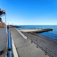 Скала с гротом — изюминка пляжа санатория Ай-Петри в Мисхоре. Огромный валун с отверстием, через которое можно попасть внутрь скалы и выйти на пляж. На вершине скалы находится смотровая площадка.