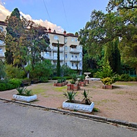 На территории лечебно-оздоровительного центра "Нижний Мисхор".