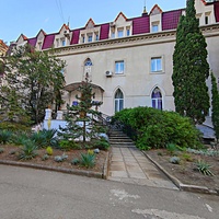 Корпус лечебно-оздоровительного центра «Нижний Мисхор» - бывшая дача Нарышкина, известная также как особняк "Софиевка" или «Малая Алупка».