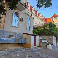 Корпус лечебно-оздоровительного центра «Нижний Мисхор» - бывшая дача Нарышкина, известная также как особняк "Софиевка" или «Малая Алупка».