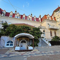 Корпус лечебно-оздоровительного центра «Нижний Мисхор» - бывшая дача Нарышкина, известная также как особняк "Софиевка" или «Малая Алупка».