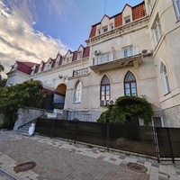 Корпус лечебно-оздоровительного центра «Нижний Мисхор» - бывшая дача Нарышкина, известная также как особняк "Софиевка" или «Малая Алупка».